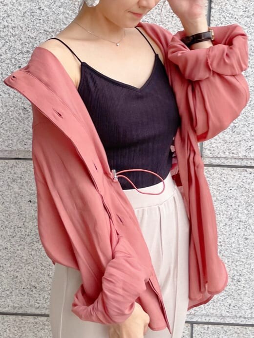 ベージュ系のサンダル、ブラック系のTシャツ/カットソー、ブラウン系のブルゾンを着用したレディースの夏コーディネートの5枚目の写真