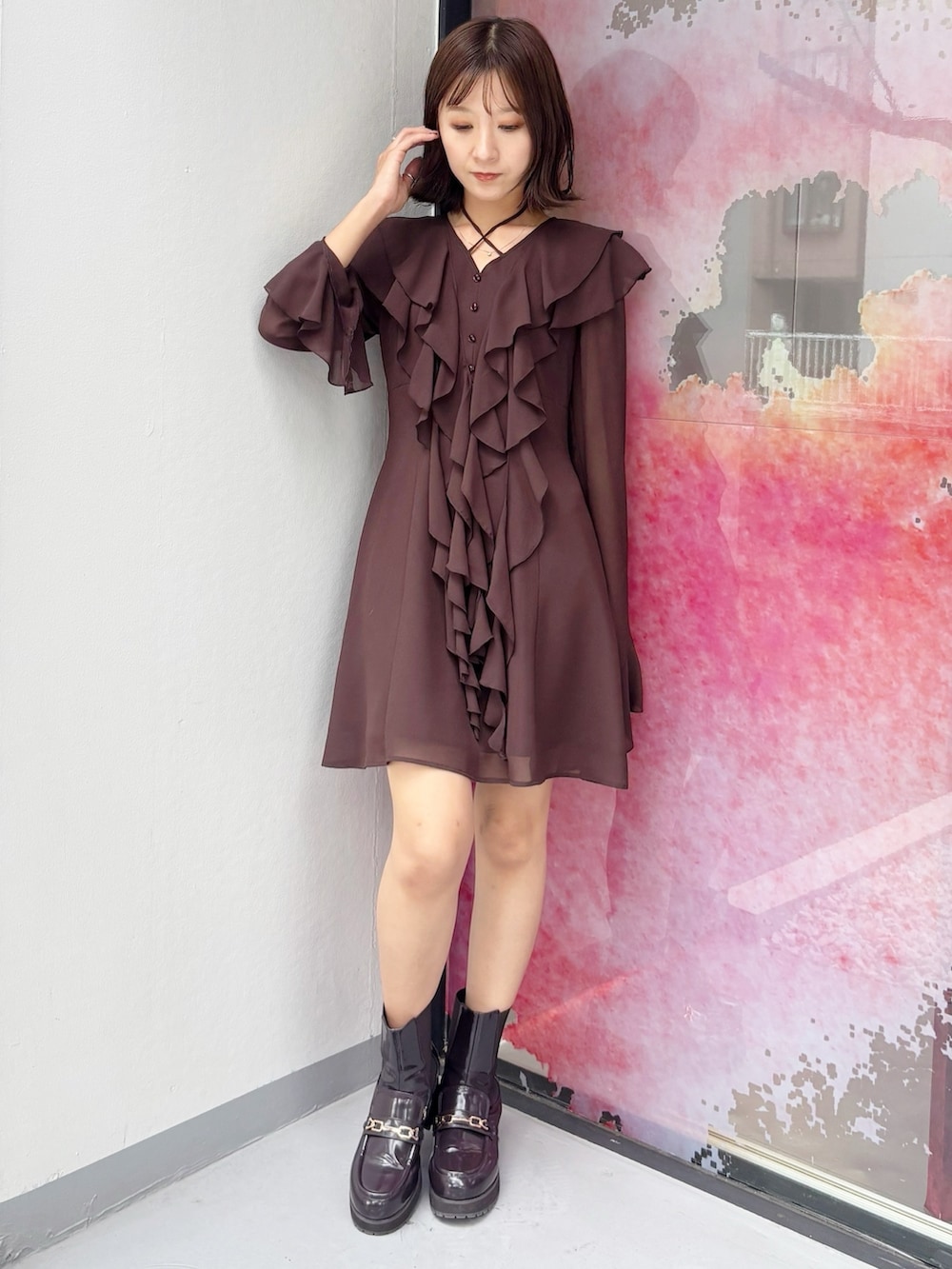 ブラウン系のワンピース、ブラウン系のブーツを着用したレディースの秋コーディネートの5枚目の写真