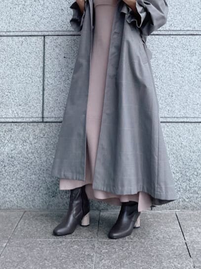 ブラウン系のその他シューズ、その他のチェスターコート、ベージュ系のワンピースを着用したレディースの秋コーディネートの4枚目の写真