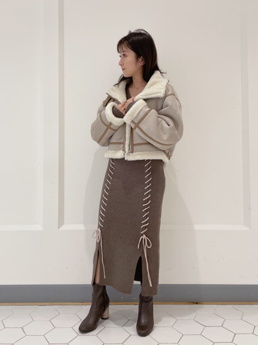 ブラウン系のその他シューズ、ブラウン系のワンピース、ベージュ系のテーラードジャケットを着用したレディースの秋コーディネートの3枚目の写真