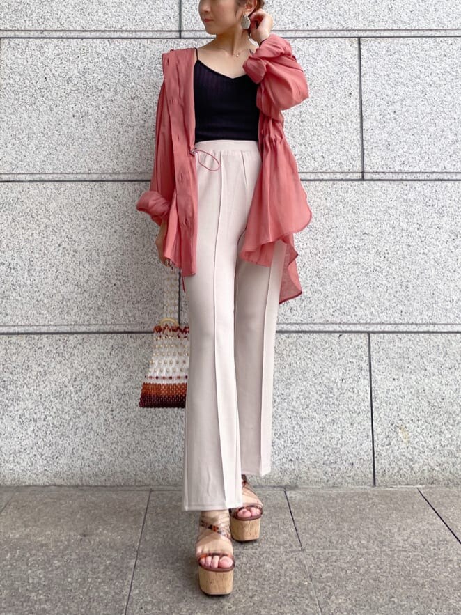 ベージュ系のサンダル、ブラック系のTシャツ/カットソー、ブラウン系のブルゾンを着用したレディースの夏コーディネートの3枚目の写真