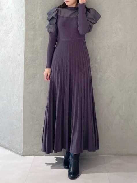 パープル系のワンピースを着用したレディースの秋コーディネートの2枚目の写真