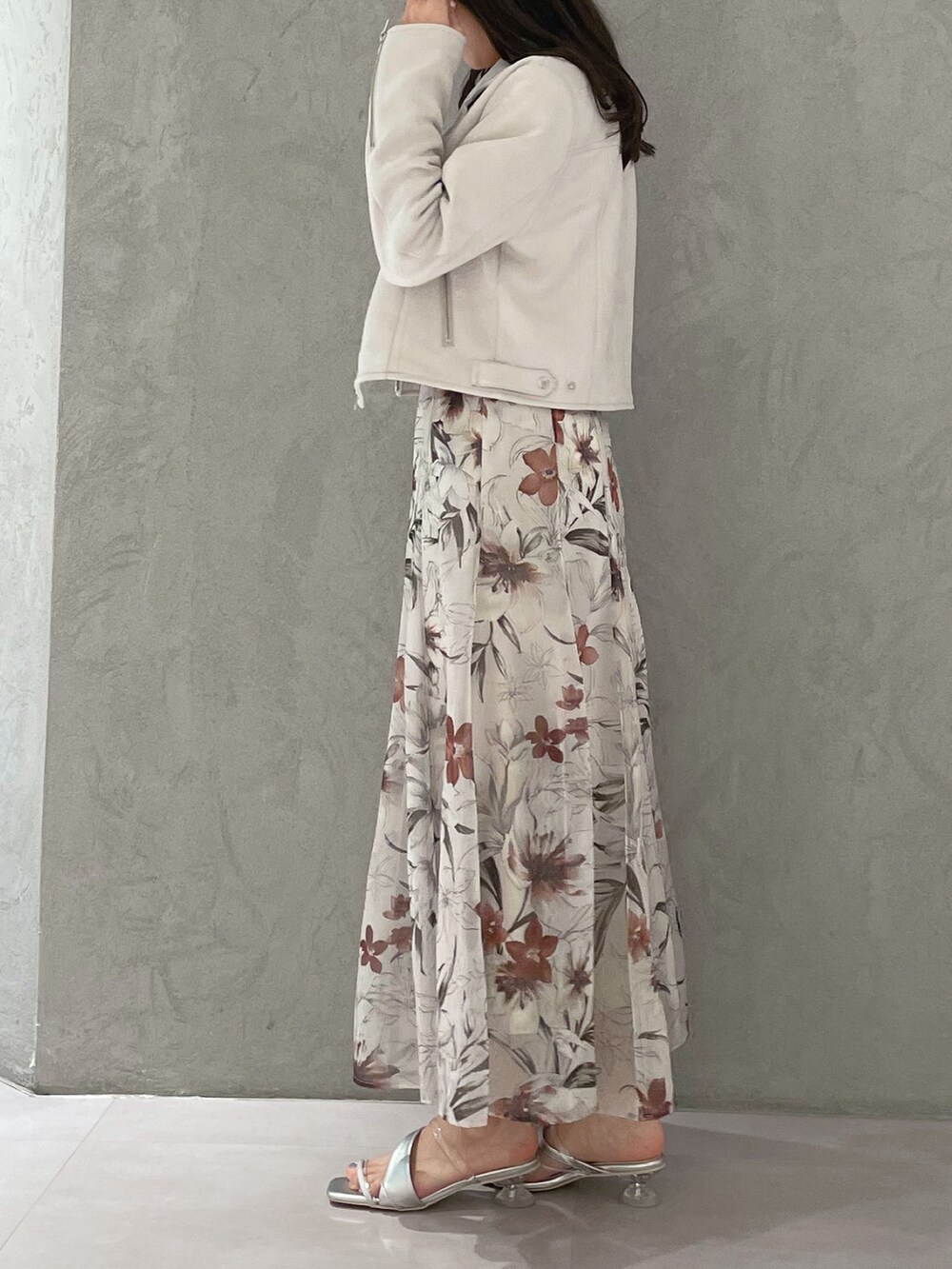 ピンク系のスカート、ピンク系のライダースジャケット、レッド系のニット/セーターを着用したレディースの春コーディネートの5枚目の写真