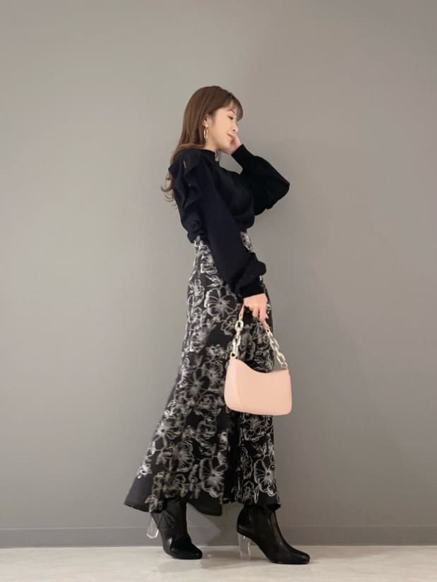 ピンク系のハンドバッグ、ブラック系のニット/セーター、ブラック系のその他シューズを着用したレディースの冬コーディネートの3枚目の写真