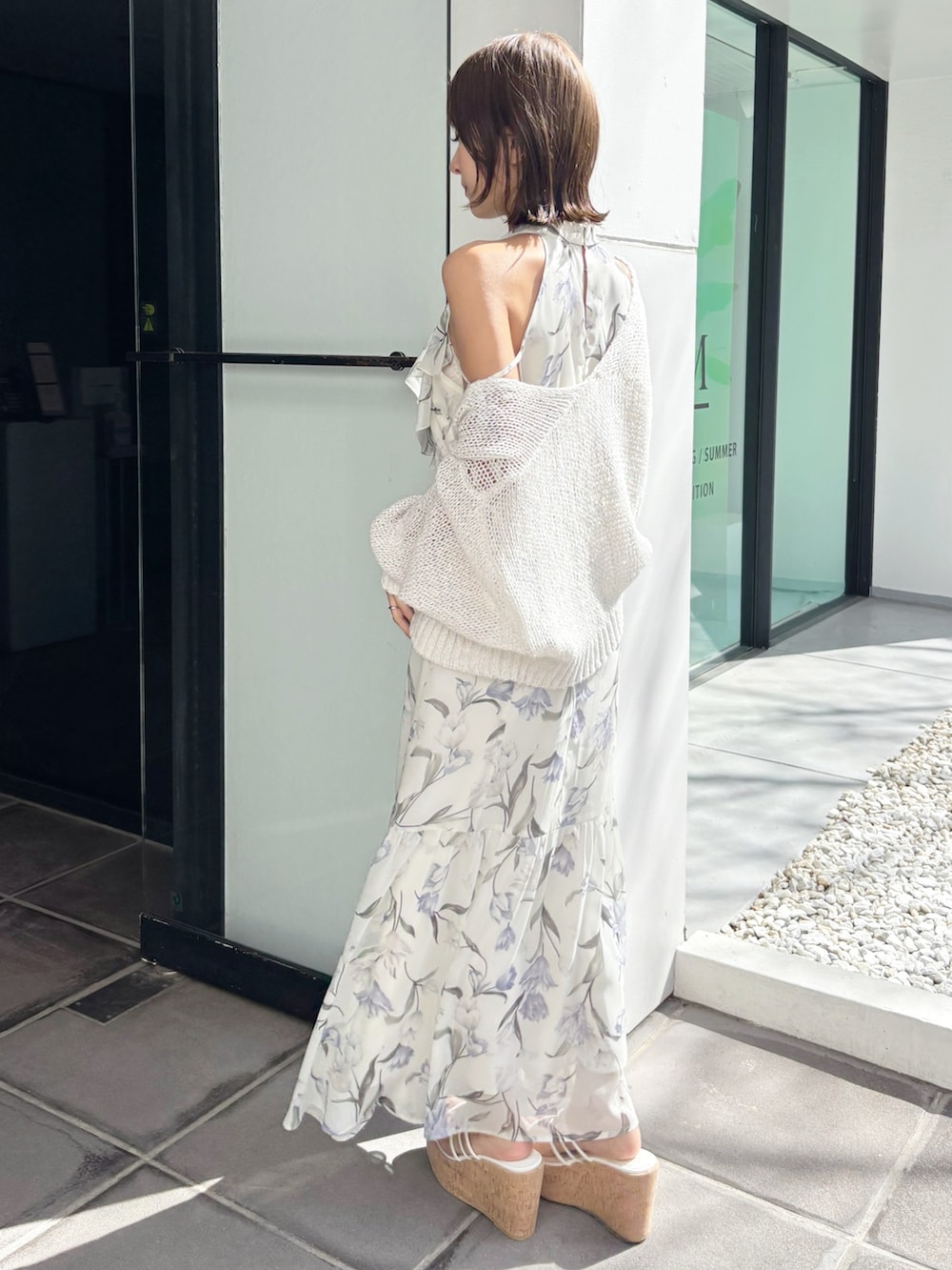 ホワイト系のワンピース、その他のサンダル、ホワイト系のカーディガン/ボレロを着用したレディースの春コーディネートの2枚目の写真