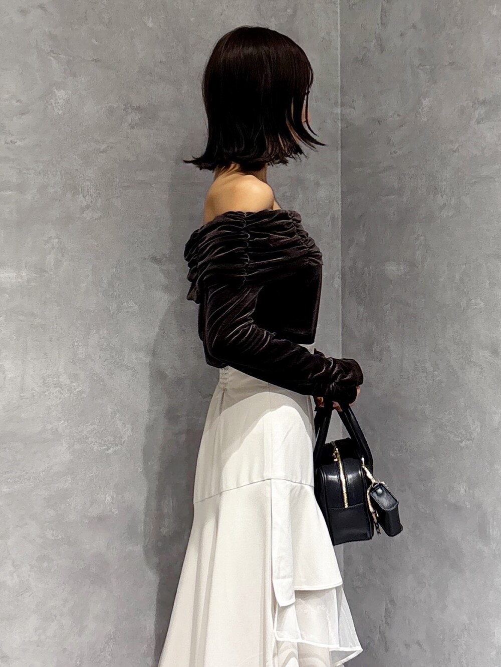 ベージュ系のスカート、ブラウン系のブーツ、ブラウン系のTシャツ/カットソーを着用したレディースの秋コーディネートの5枚目の写真