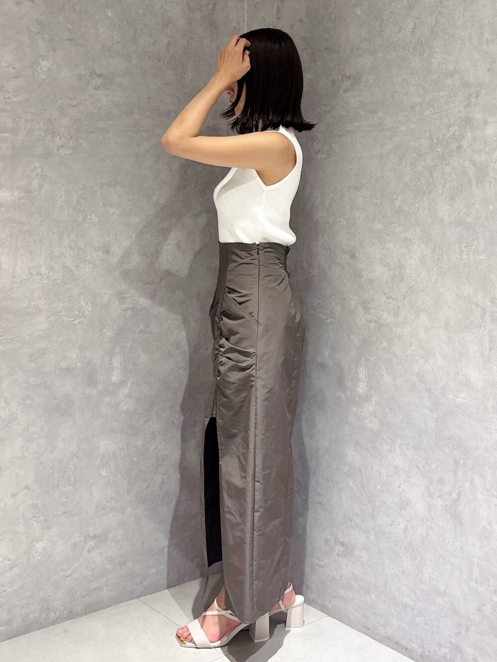 ブラウン系のスカート、ホワイト系のサンダル、ホワイト系のニット/セーターを着用したレディースの夏コーディネートの5枚目の写真