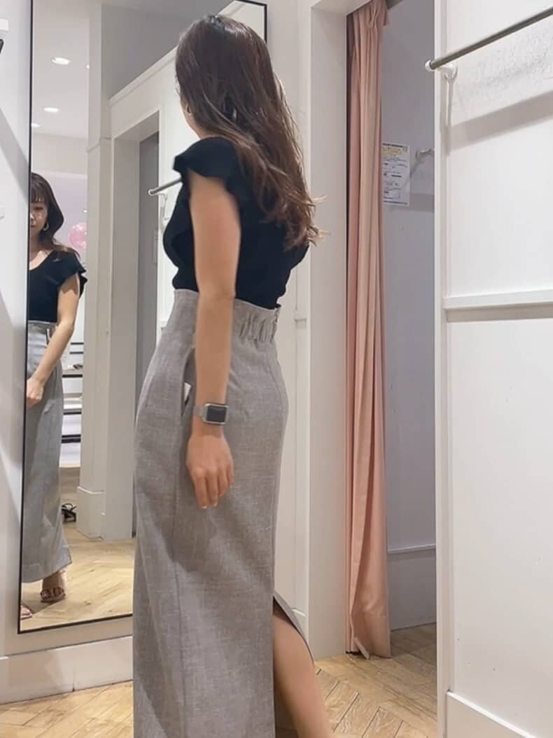 ブラウン系のスカート、ブラック系のニット/セーター、ベージュ系のサンダルを着用したレディースの夏コーディネートの4枚目の写真