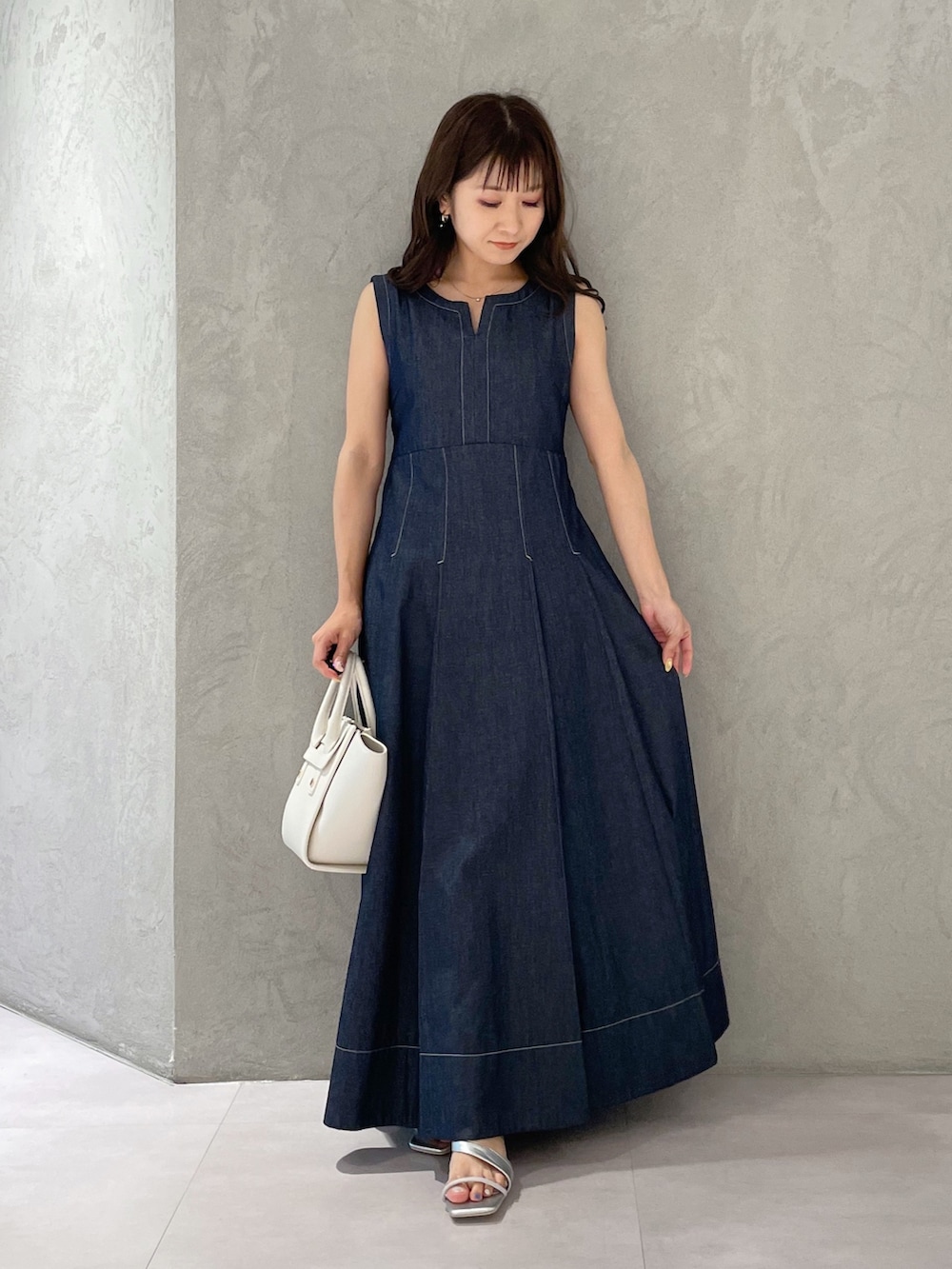 ブルー系のワンピース、シルバー系のサンダル、ホワイト系のトートバッグを着用したレディースの夏コーディネートの3枚目の写真