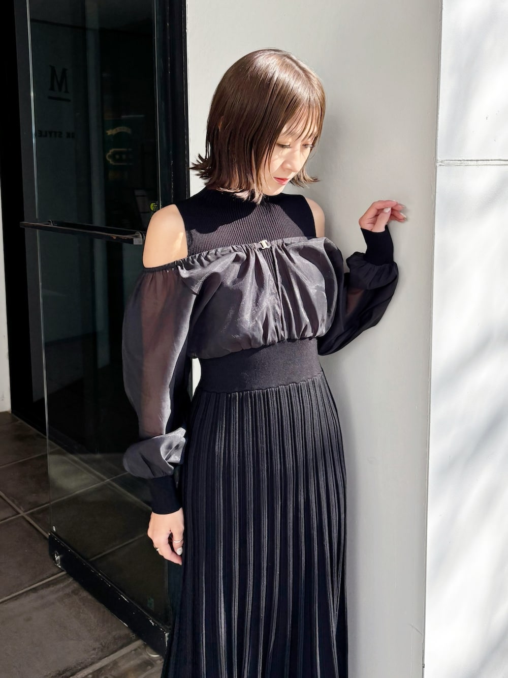 ブラック系のワンピース、ブラック系のブーツを着用したレディースの冬コーディネートの5枚目の写真