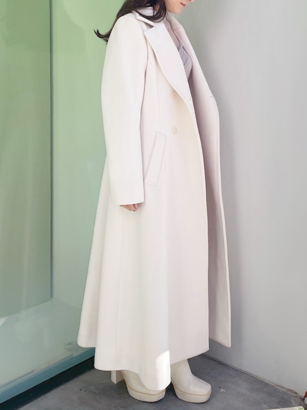 ホワイト系のその他アウター、ホワイト系のブーツ、ピンク系のワンピースを着用したレディースの冬コーディネートの3枚目の写真