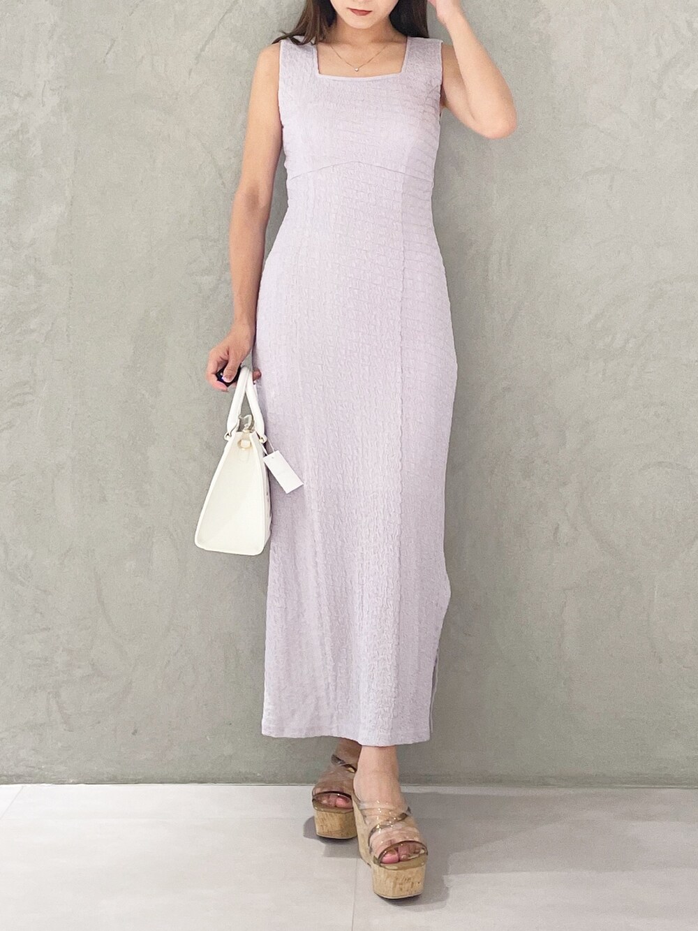 ホワイト系のショルダーバッグ、ブラウン系のサンダル、パープル系のワンピースを着用したレディースの夏コーディネートの5枚目の写真