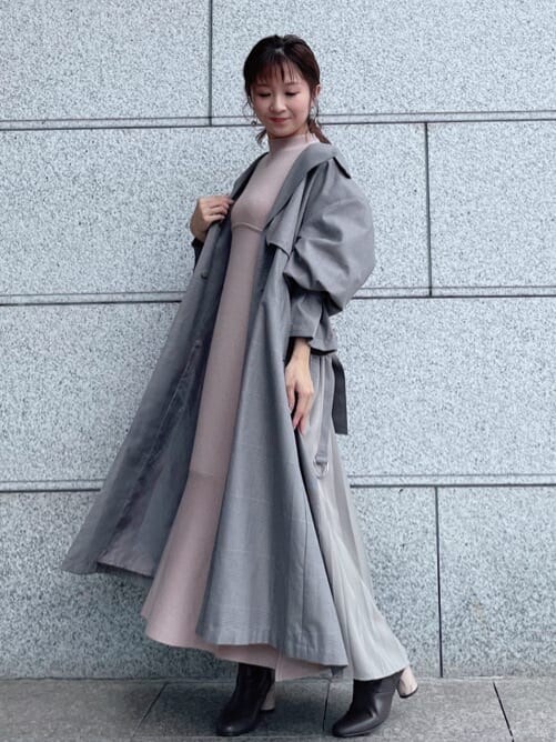 ブラウン系のその他シューズ、その他のチェスターコート、ベージュ系のワンピースを着用したレディースの秋コーディネートの3枚目の写真