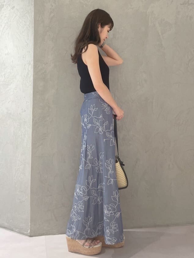 グリーン系のサンダル、ブラック系のニット/セーター、ブルー系のスカートを着用したレディースの夏コーディネートの4枚目の写真