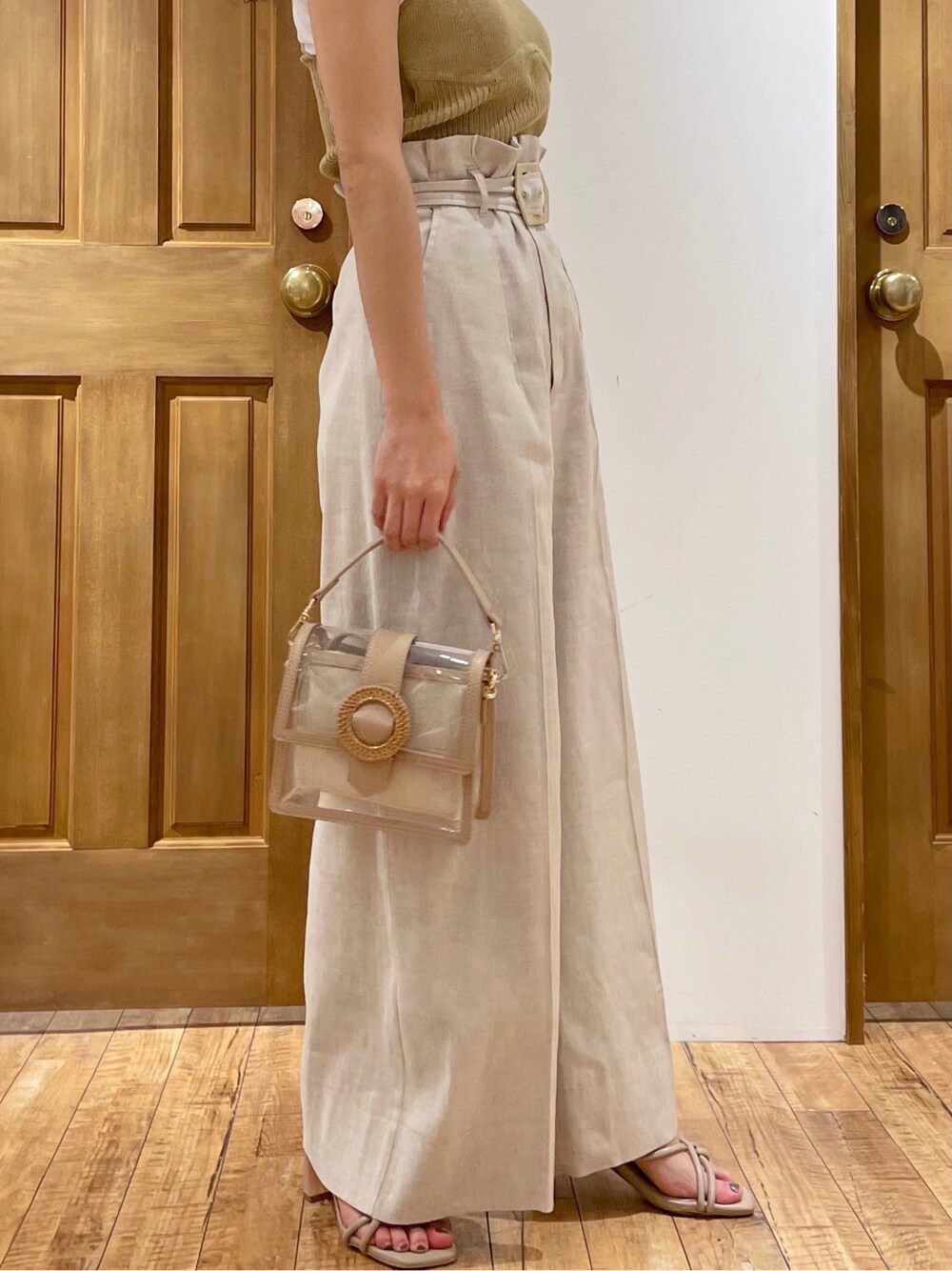 ホワイト系のその他パンツ、ベージュ系のサンダル、イエロー系のニット/セーターを着用したレディースの春コーディネートの3枚目の写真