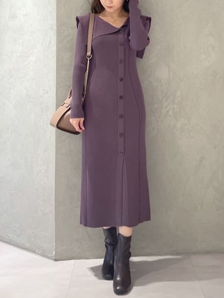 パープル系のワンピース、ブラウン系のブーツ、ブラウン系のハンドバッグを着用したレディースの秋コーディネートの6枚目の写真