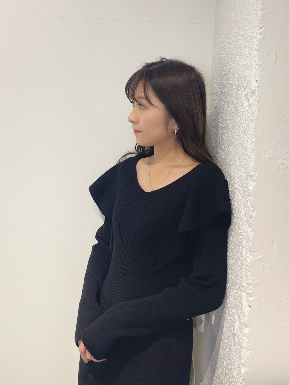 ブラック系のワンピース、ブラック系のブーツを着用したレディースの冬コーディネートの5枚目の写真