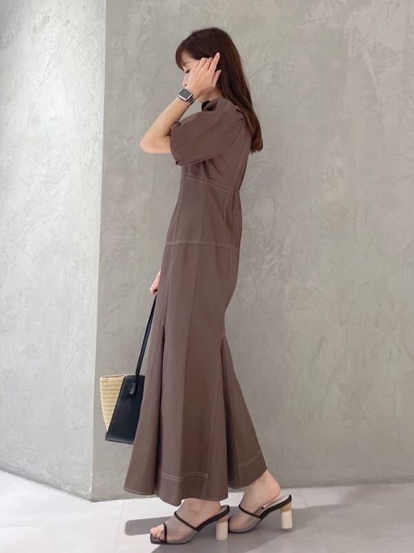 ブラウン系のワンピースを着用したレディースの夏コーディネートの2枚目の写真