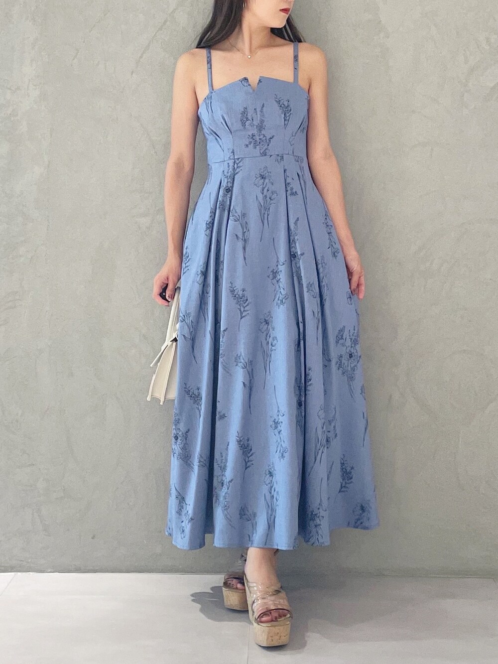 ブルー系のワンピース、ブラウン系のサンダル、ベージュ系のショルダーバッグを着用したレディースの夏コーディネートの5枚目の写真