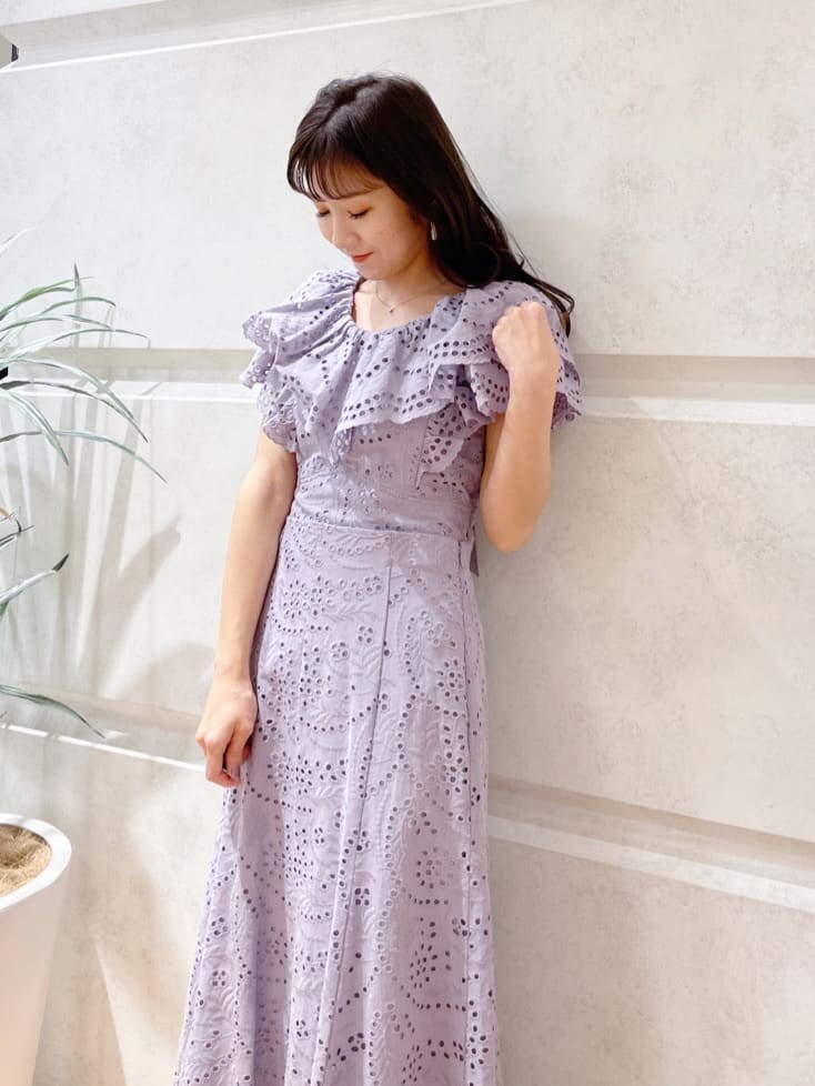 パープル系のシャツ/ブラウス、パープル系のスカート、ホワイト系のハンドバッグを着用したレディースの春コーディネートの3枚目の写真