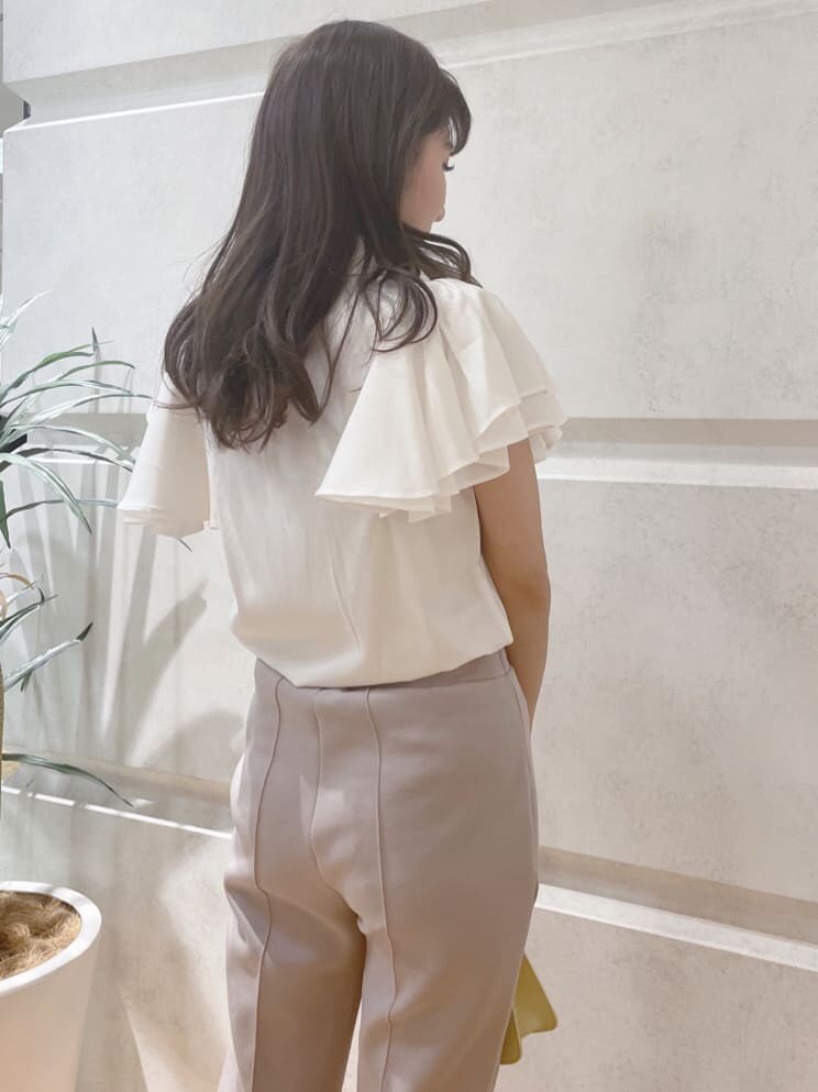 グレー系のその他パンツ、イエロー系のショルダーバッグ、グリーン系のサンダルを着用したレディースの春コーディネートの8枚目の写真