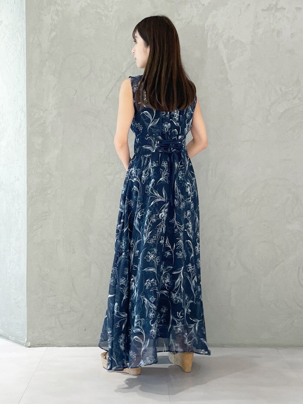 ブラウン系のサンダル、ホワイト系のショルダーバッグ、ブルー系のワンピースを着用したレディースの夏コーディネートの3枚目の写真