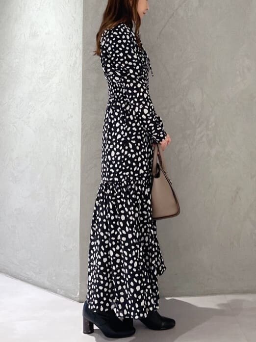 ブラック系のワンピースを着用したレディースの秋コーディネートの4枚目の写真