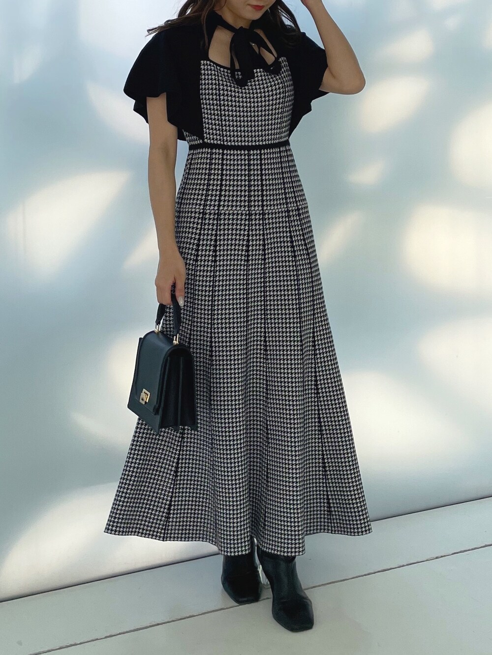 ブラック系のワンピースを着用したレディースの夏コーディネートの9枚目の写真