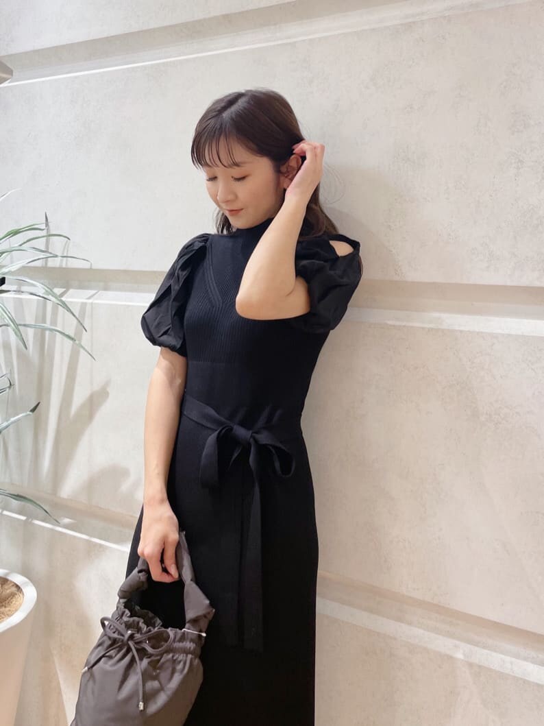 ベージュ系のその他アウター、ブラック系のワンピース、ブラック系のその他シューズを着用したレディースの冬コーディネートの2枚目の写真