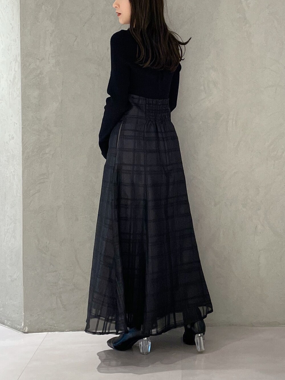 ブラック系のショルダーバッグ、ブラック系のワンピースを着用したレディースの秋コーディネートの4枚目の写真