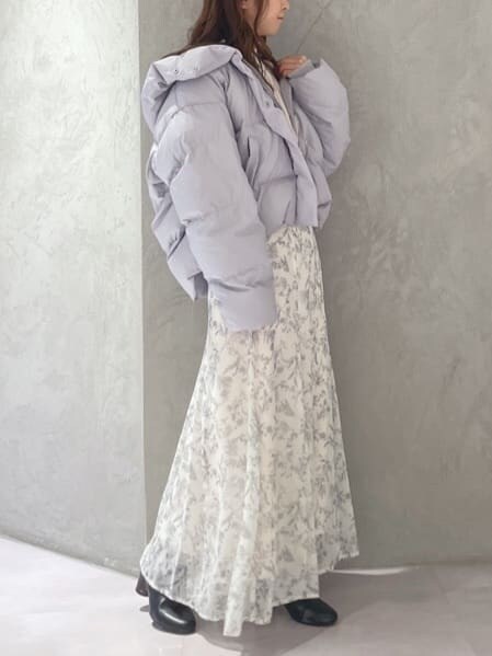 ブルー系のダウンジャケット/コート、ホワイト系のスカート、ブルー系のダウンジャケット/コートを着用したレディースの秋コーディネートの2枚目の写真