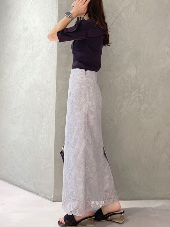 ブラック系のショルダーバッグ、グレー系のスカート、ブラウン系のニット/セーターを着用したレディースの夏コーディネートの4枚目の写真