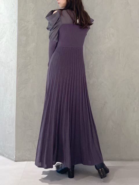 パープル系のワンピースを着用したレディースの秋コーディネートの6枚目の写真