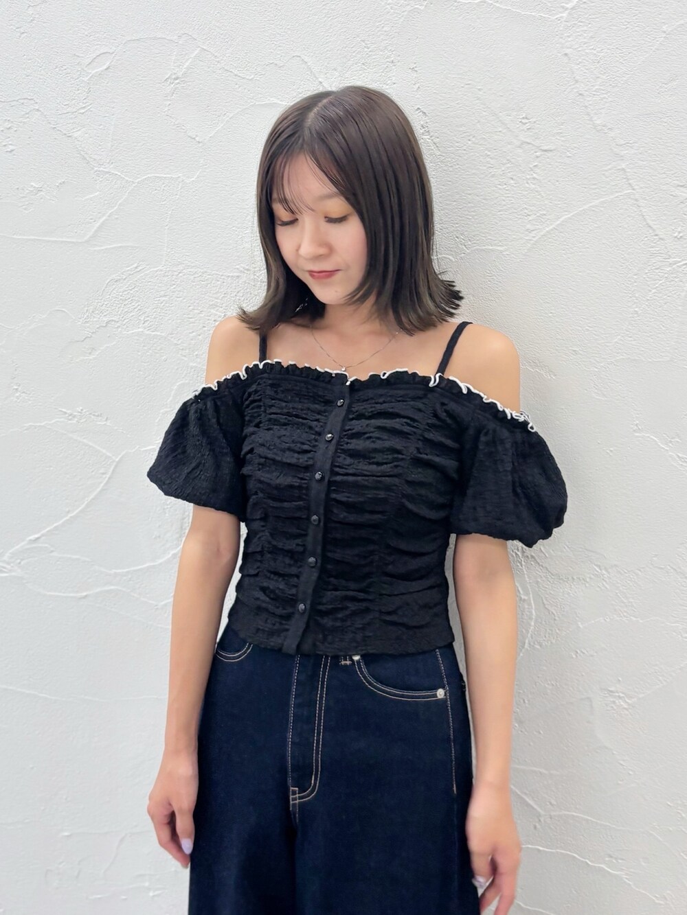 ブルー系のデニムパンツ、ホワイト系のサンダル、ブラック系のTシャツ/カットソーを着用したレディースの夏コーディネートの4枚目の写真