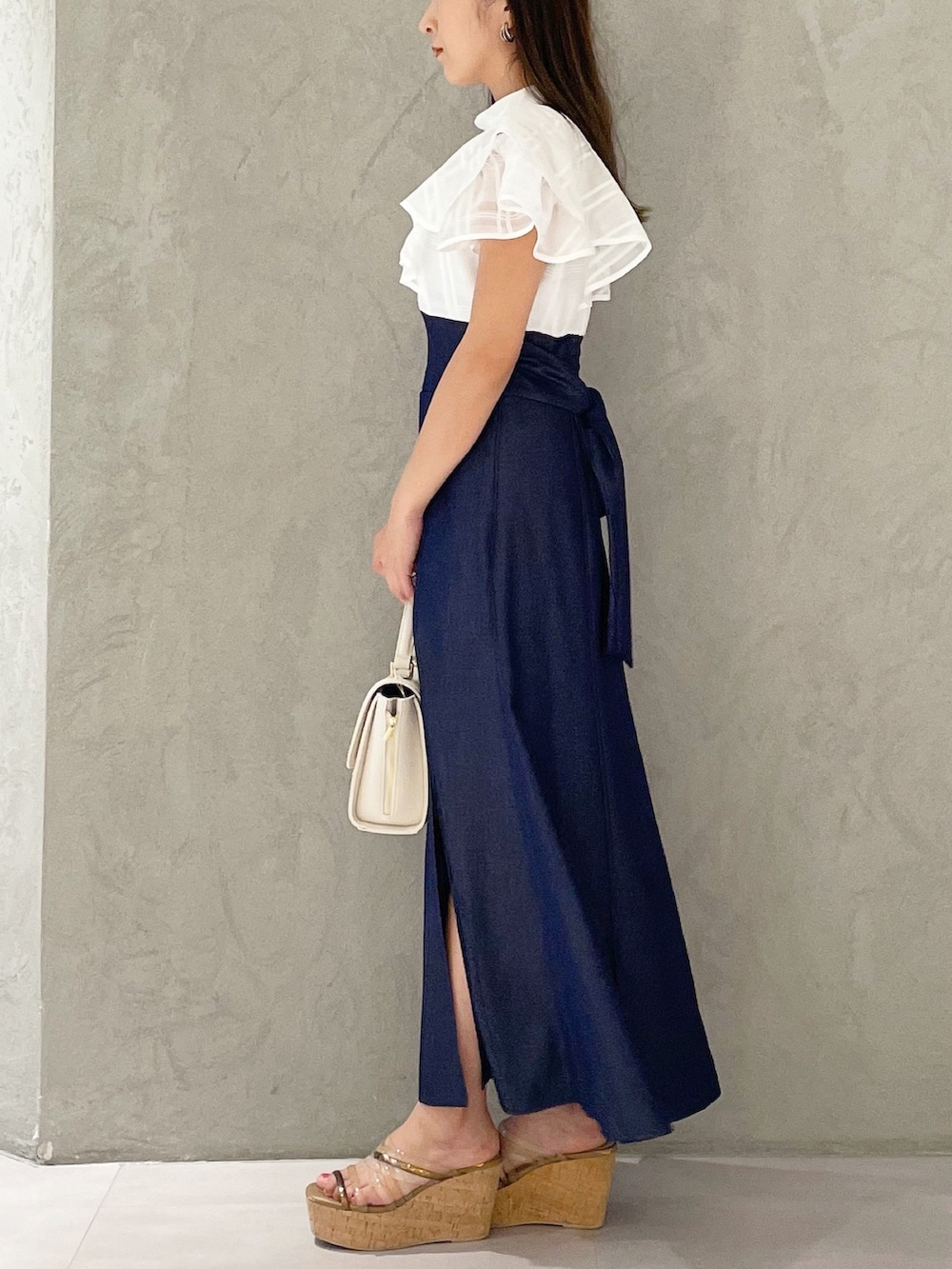 その他のワンピース、ブラウン系のサンダル、ホワイト系のショルダーバッグを着用したレディースの夏コーディネートの2枚目の写真