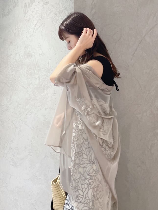 ベージュ系のサンダル、ブラック系のトートバッグ、ベージュ系のシャツ/ブラウスを着用したレディースの春コーディネートの3枚目の写真