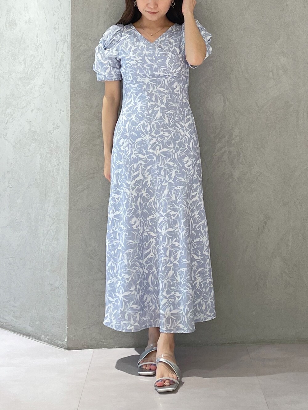 シルバー系のサンダル、ブルー系のワンピースを着用したレディースの春コーディネートの7枚目の写真