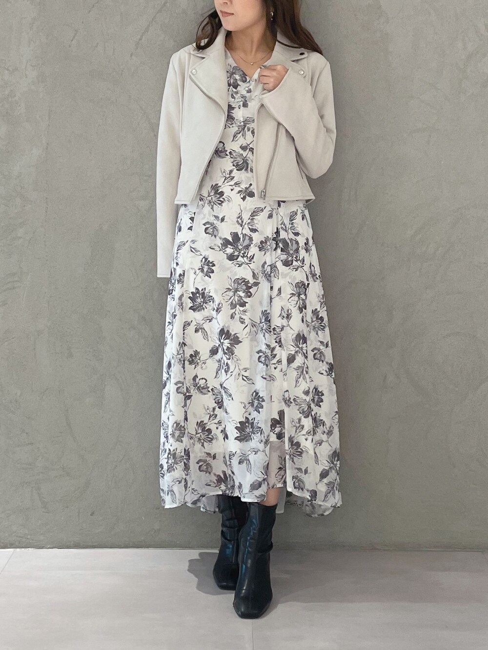 ホワイト系のワンピース、ピンク系のライダースジャケットを着用したレディースの冬コーディネートの5枚目の写真