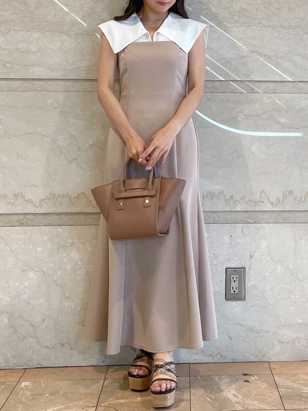 ベージュ系のワンピース、ブラック系のサンダル、ブラウン系のトートバッグを着用したレディースの夏コーディネートの4枚目の写真