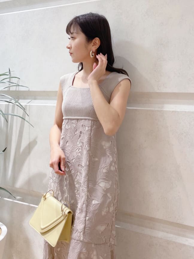 ベージュ系のその他シューズ、ベージュ系のトレンチコート、イエロー系のショルダーバッグを着用したレディースの冬コーディネートの4枚目の写真