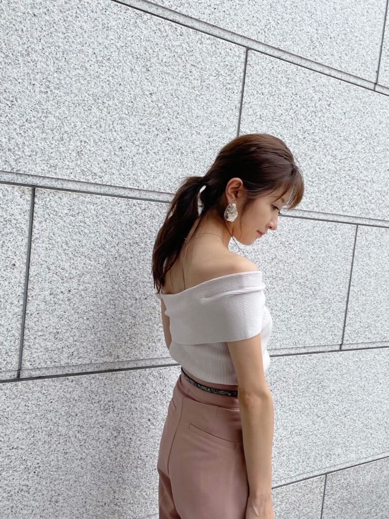 ピンク系のその他パンツ、ホワイト系のニット/セーターを着用したレディースの夏コーディネートの5枚目の写真