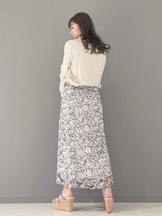 イエロー系のショルダーバッグ、ホワイト系のテーラードジャケット、グリーン系のサンダルを着用したレディースの春コーディネートの7枚目の写真