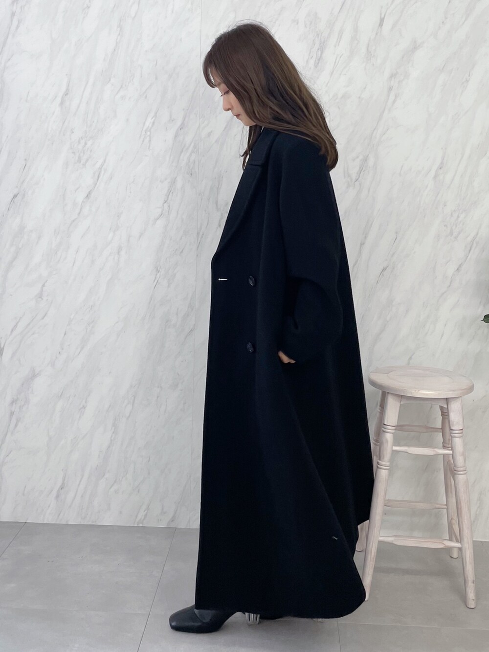 ブラック系のその他アウター、グレー系のワンピースを着用したレディースの秋コーディネートの2枚目の写真