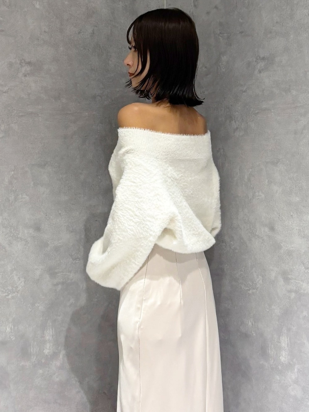 ピンク系のスカート、ホワイト系のニット/セーター、ブラウン系のブーツを着用したレディースの秋コーディネートの5枚目の写真