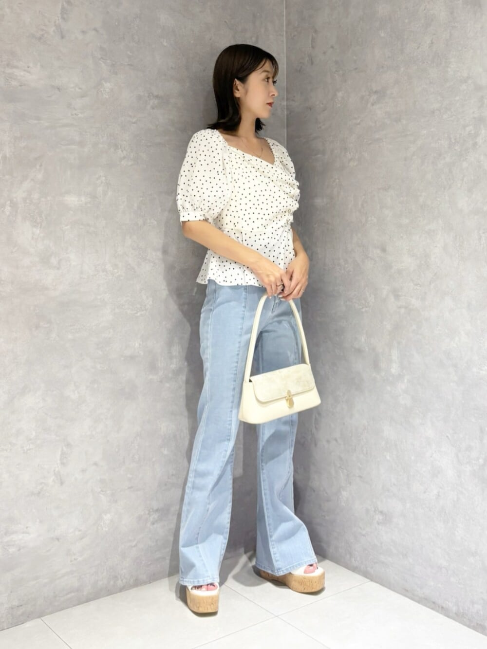 ブルー系のその他パンツ、ホワイト系のハンドバッグ、ホワイト系のサンダルを着用したレディースの夏コーディネートの2枚目の写真