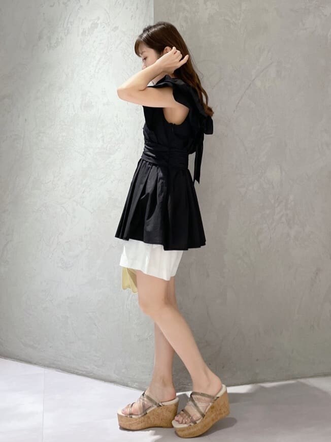 イエロー系のショルダーバッグ、グリーン系のサンダル、ブラック系のシャツ/ブラウスを着用したレディースの春コーディネートの3枚目の写真