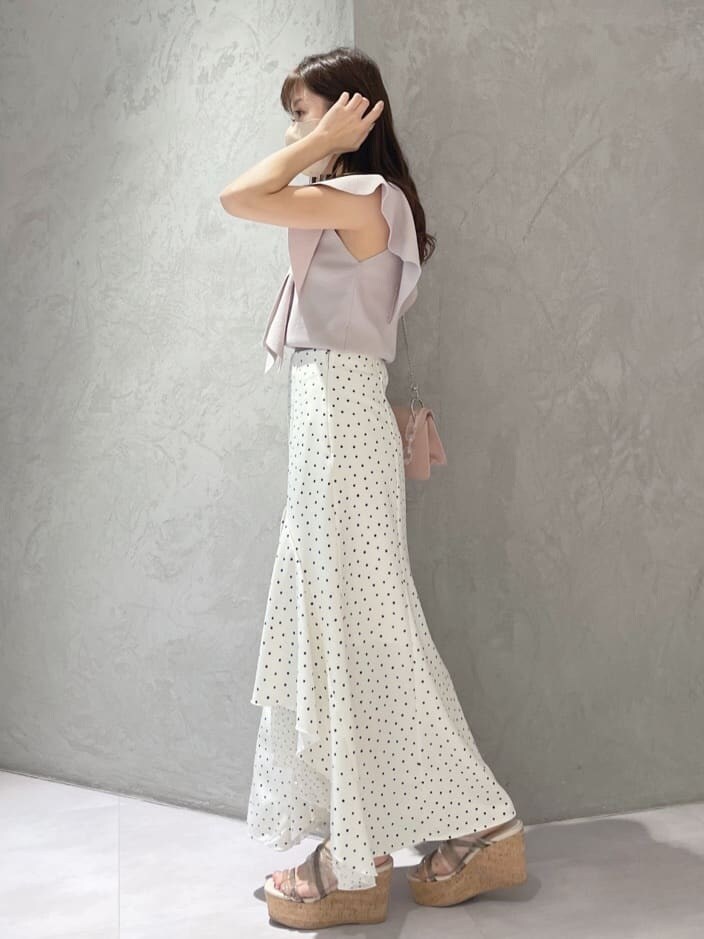 ピンク系のショルダーバッグ、グリーン系のサンダル、ピンク系のニット/セーターを着用したレディースの春コーディネートの5枚目の写真