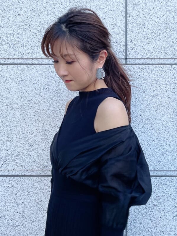 ブラック系のその他シューズ、ブラック系のワンピースを着用したレディースの夏コーディネートの6枚目の写真