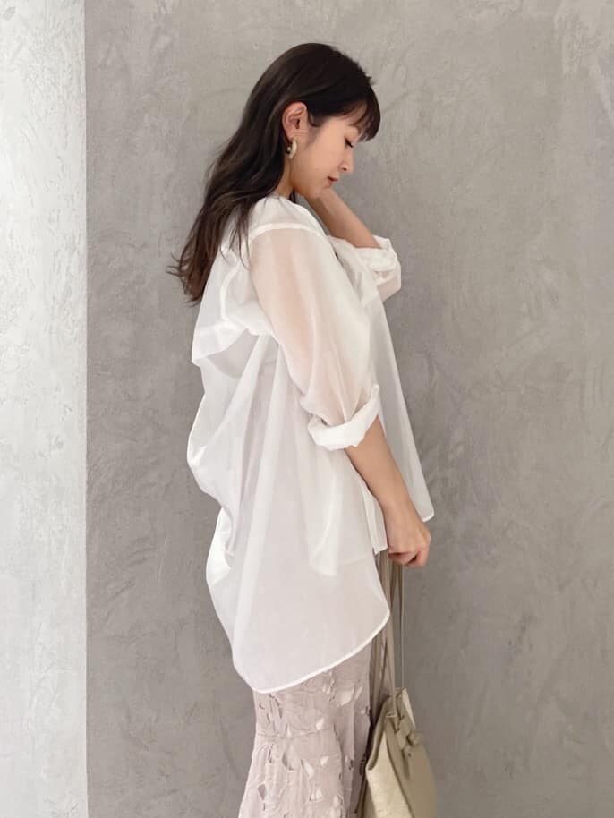 ベージュ系のサンダル、ホワイト系のシャツ/ブラウス、ベージュ系のトートバッグを着用したレディースの春コーディネートの3枚目の写真