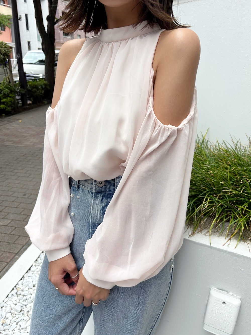 ブルー系のデニムパンツ、ピンク系のシャツ/ブラウスを着用したレディースの秋コーディネートの3枚目の写真